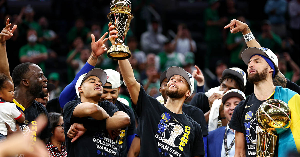 Stephen Curry of Golden State Warriors takes NBA championship trophy to  Davidson - ESPN